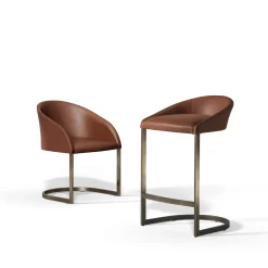 Sgabello alto Sign in pelle marrone con base in ottone finitura bronzo