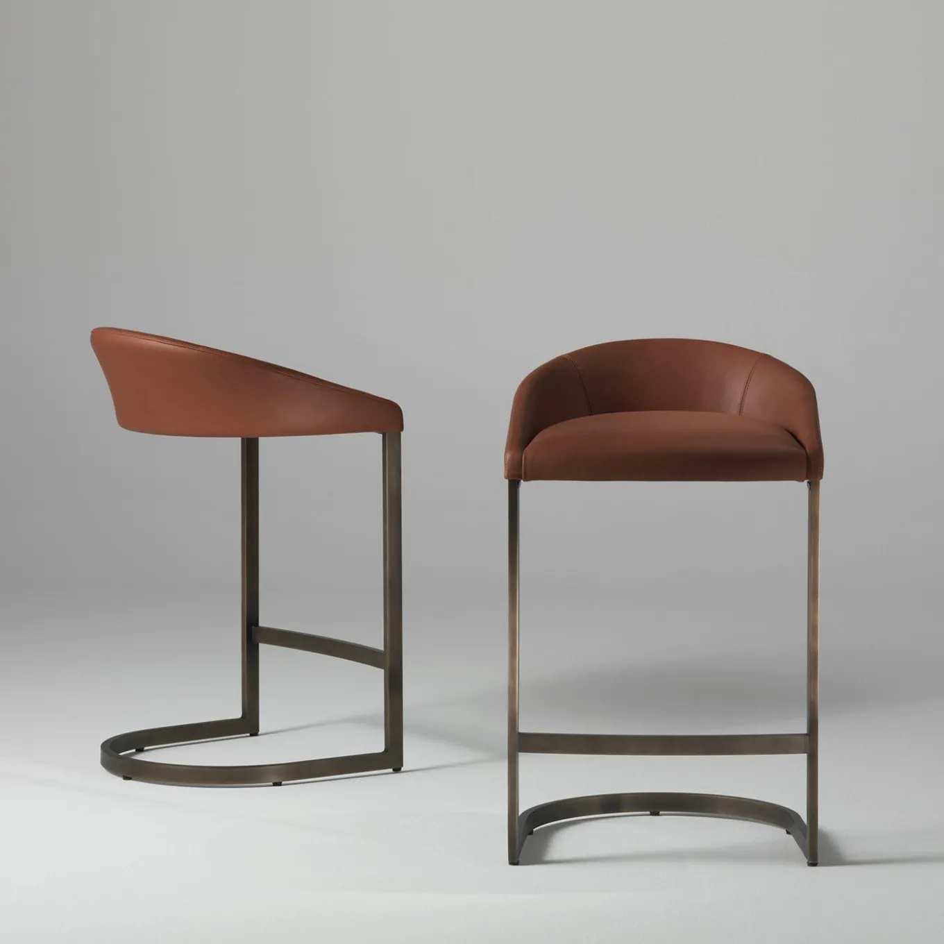 Sgabello alto Sign in pelle marrone con base in ottone finitura bronzo