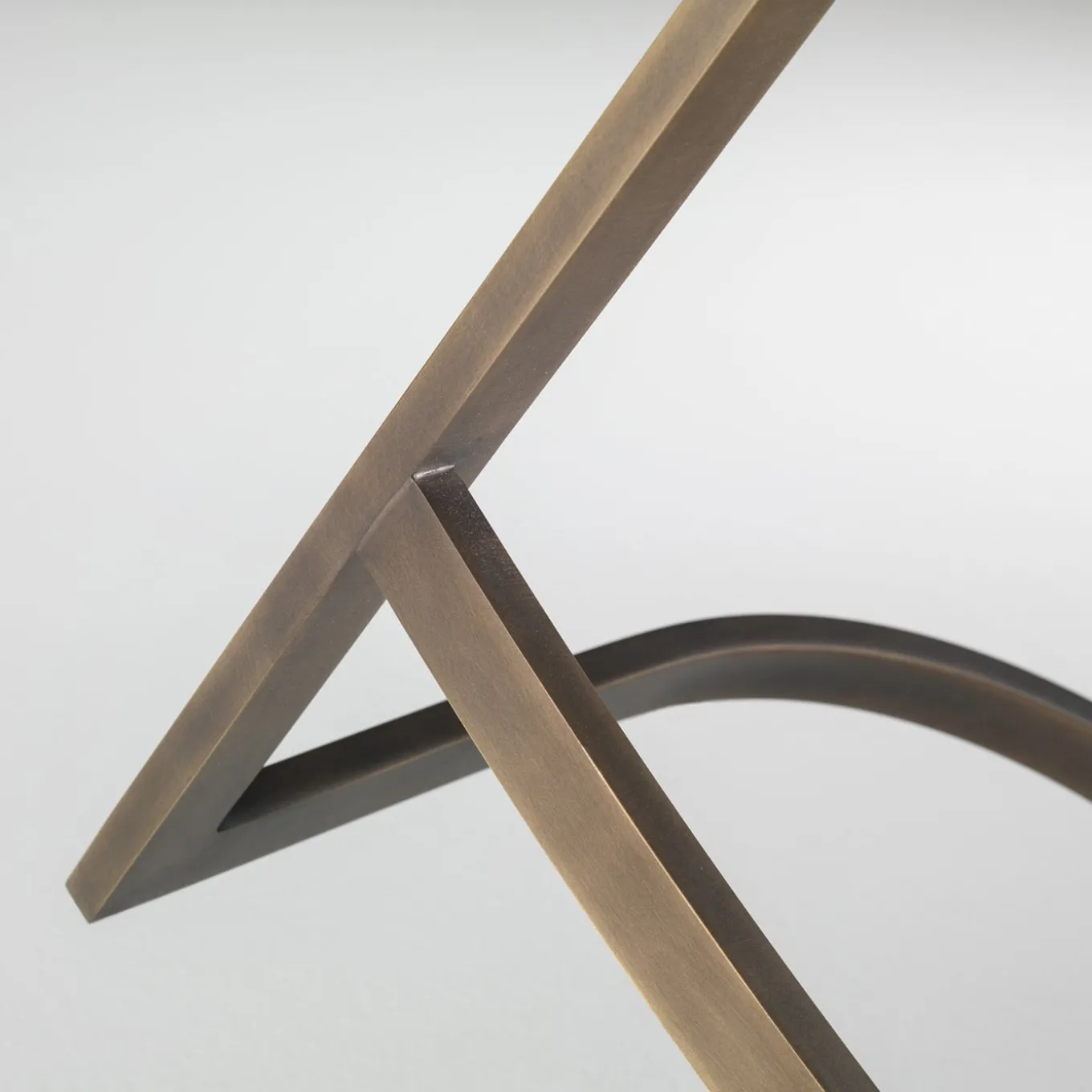 Sgabello alto Sign in pelle marrone con base in ottone finitura bronzo