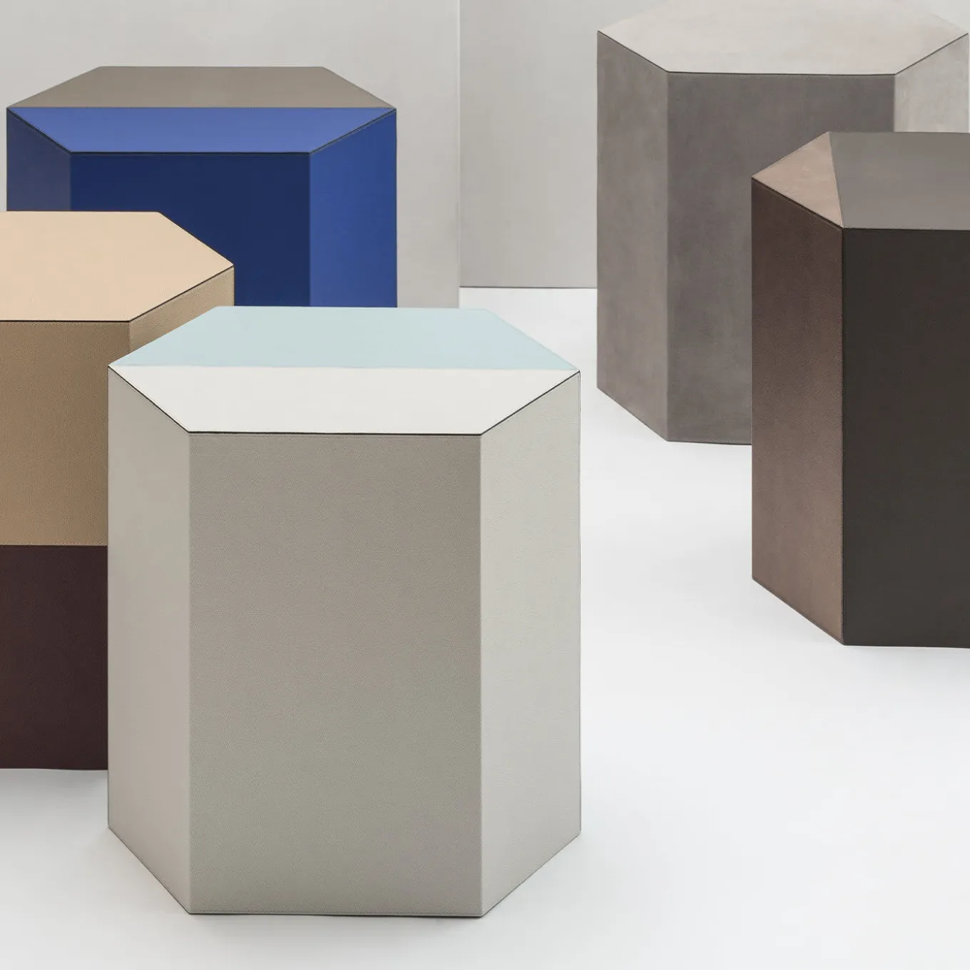 Sgabello Atlas con strisce orizzontali marroni e beige