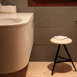 Sgabello Basso Aky 47 Rotondo in Frassino Naturale e Metallo Nero di Emilio Nanni