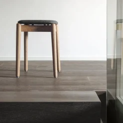 Sgabello basso Fizz in rovere con seduta imbottita di Lorenz+Kaz
