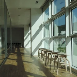 Sgabello basso Kalea in frassino di Lorenz+Kaz