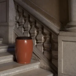 Sgabello Bombo marrone e rosso di Nestor Perkal