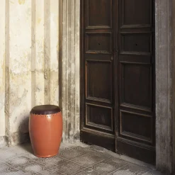 Sgabello Bombo marrone e rosso di Nestor Perkal