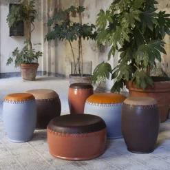 Sgabello Bombo marrone e rosso di Nestor Perkal