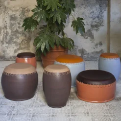 Sgabello Bombo marrone e rosso di Nestor Perkal