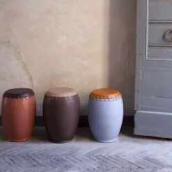 Sgabello Bombo marrone scuro di Nestor Perkal