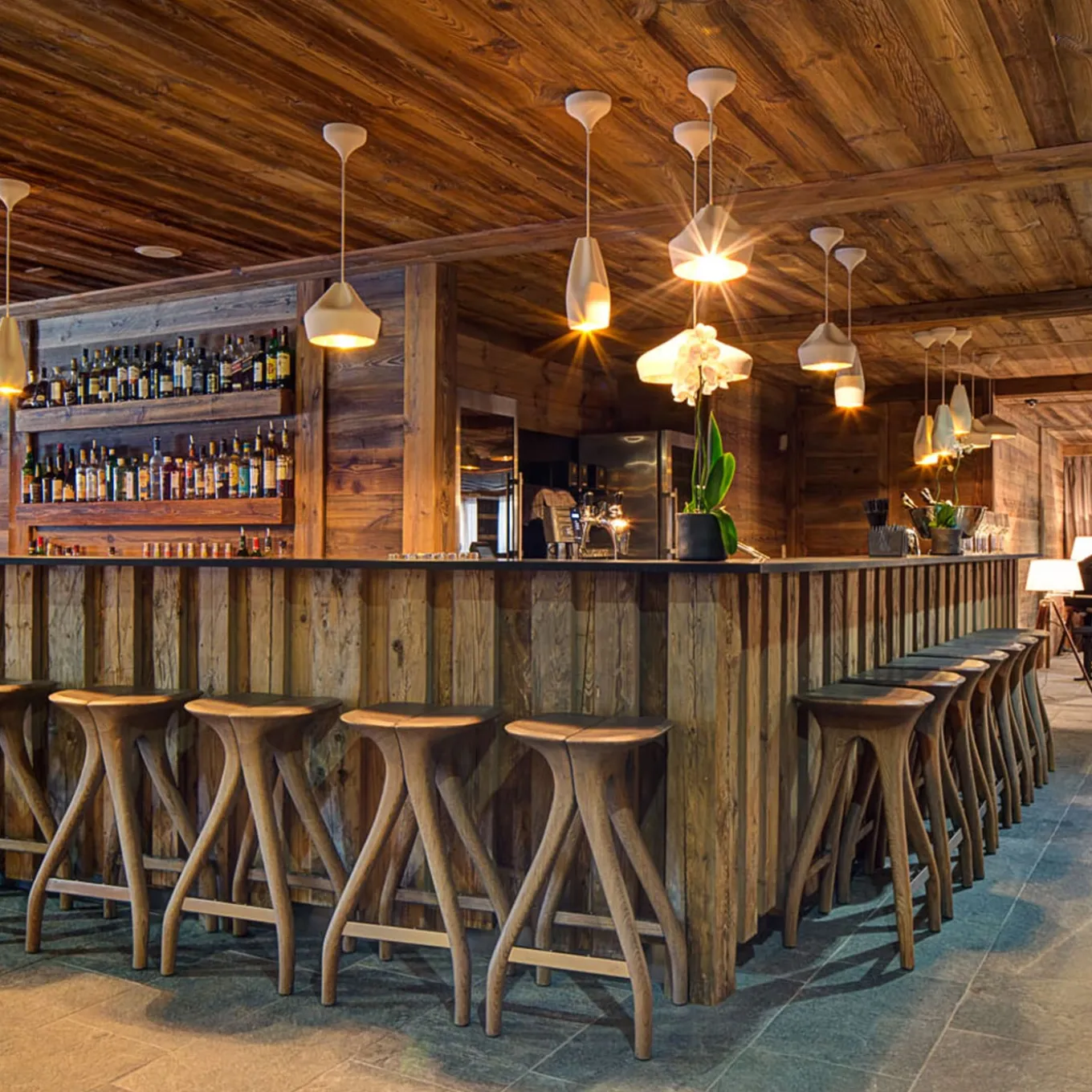 Sgabello da bar Giraffa in noce di Nigel Coates