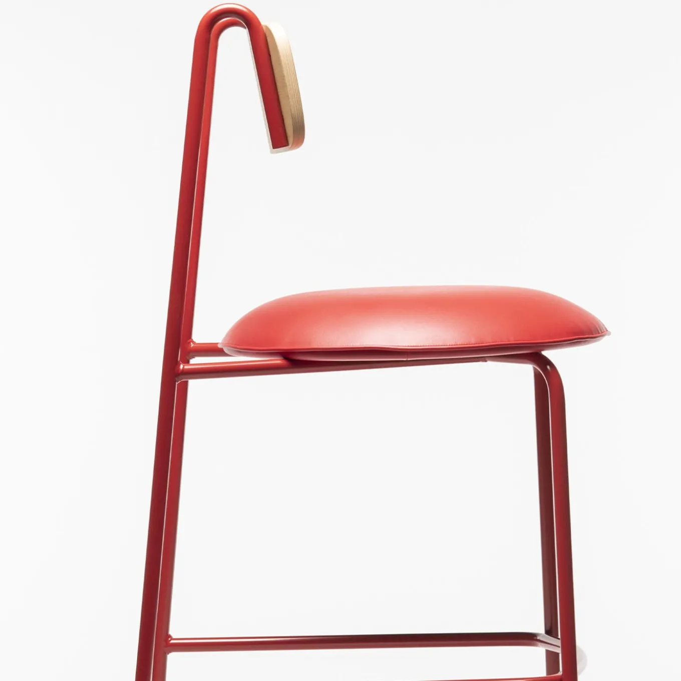 Sgabello da bar Lena Sg-75 rosso e frassino naturale di Designerd