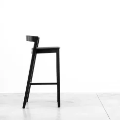 Sgabello Drive in Frassin nero con seduta in pelle di Lorenz+Kaz