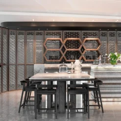 Sgabello Drive in Frassin nero con seduta in pelle di Lorenz+Kaz