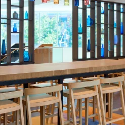 Sgabello Drive in Frassin naturale di Lorenz+Kaz