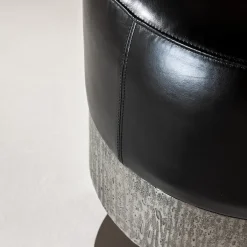 Sgabello girevole Amelie in pelle nera