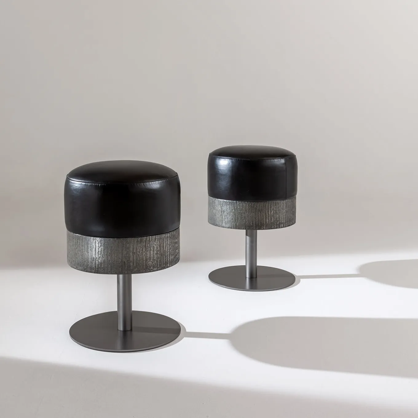 Sgabello girevole Amelie in pelle nera