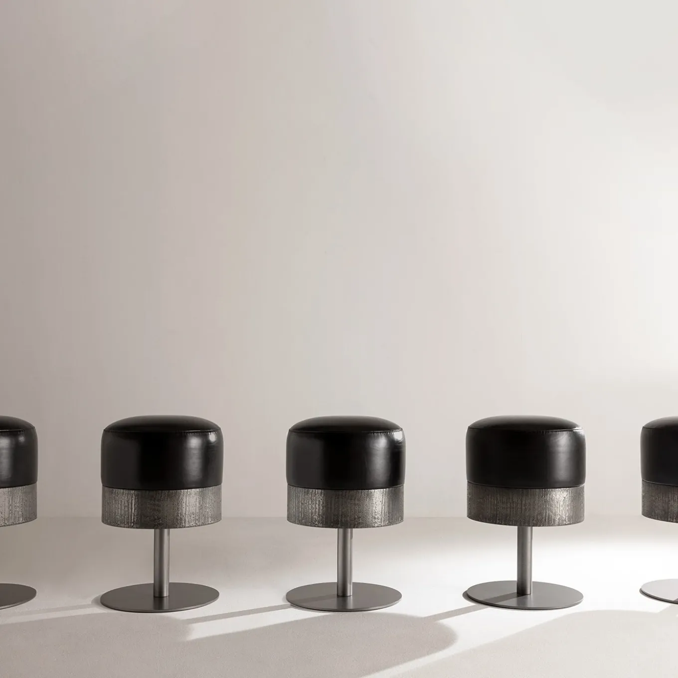 Sgabello girevole Amelie in pelle nera