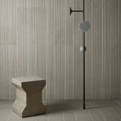 Sgabello Ikona in marmo Rosa Perlino di Elisa Ossino