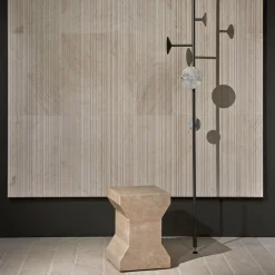 Sgabello Ikona in marmo Rosa Perlino di Elisa Ossino