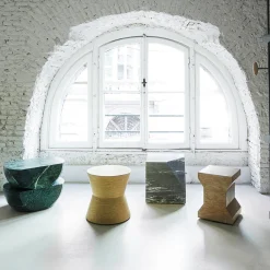 Sgabello Ikona in marmo Rosa Perlino di Elisa Ossino