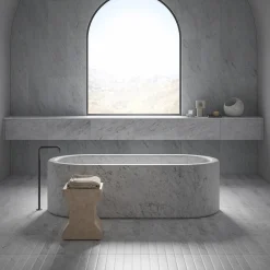 Sgabello Ikona in marmo Rosa Perlino di Elisa Ossino