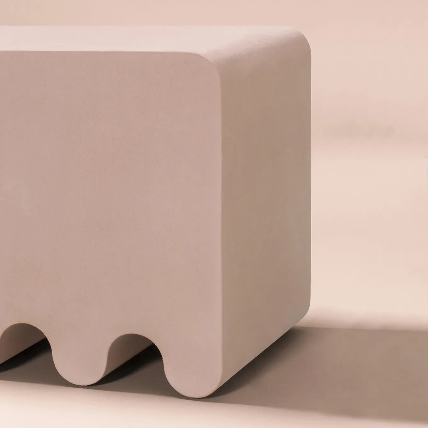 Sgabello in pelle rosa ossica