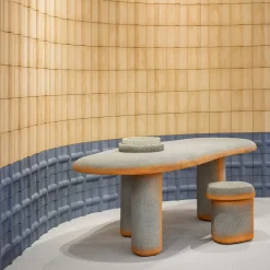 Sgabello Lazzaro grigio e arancio di Patricia Urquiola