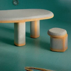 Sgabello Lazzaro grigio e arancio di Patricia Urquiola