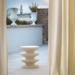 Sgabello Ondulation in pietra calcarea di Matali Crasset