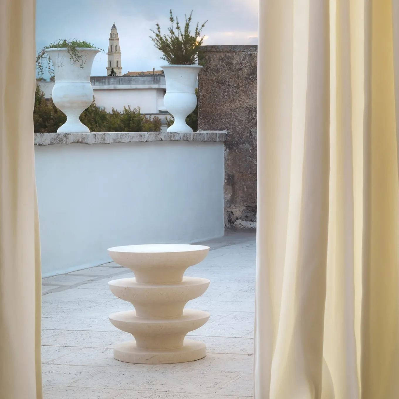 Sgabello Ondulation in pietra calcarea di Matali Crasset