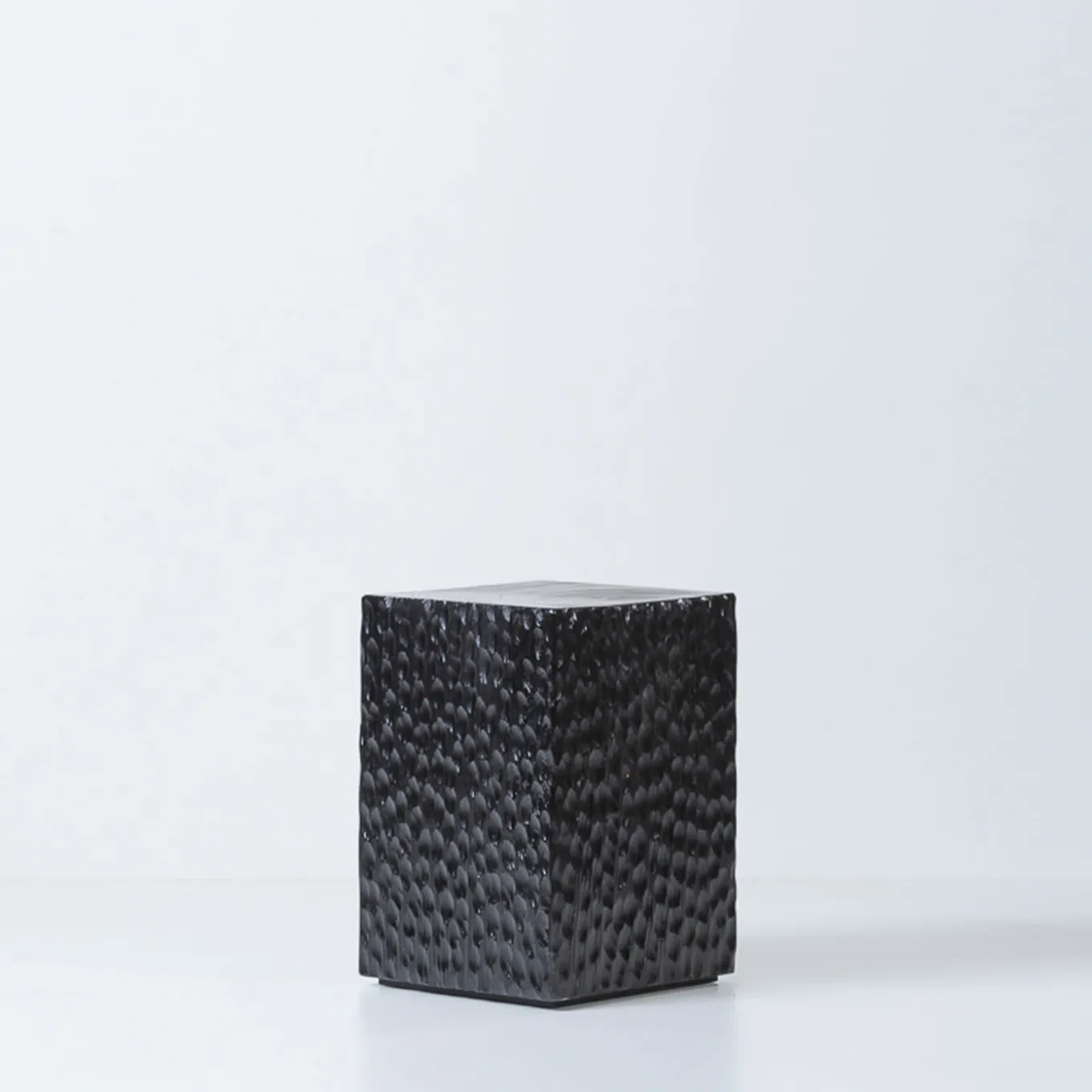 Sgabello Quartus III nero intagliato