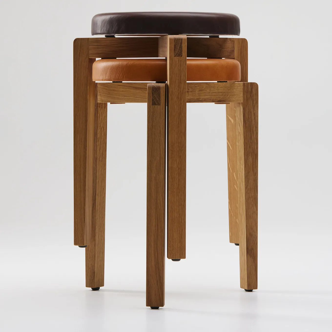 Sgabello rotondo in pelle cognac Gio