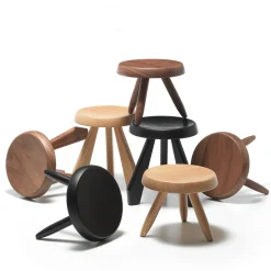 Sgabello Tabouret Berger in rovere naturale di Charlotte Perriand