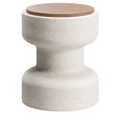 Sgabello Tivoli in travertino e noce di Ivan Colominas