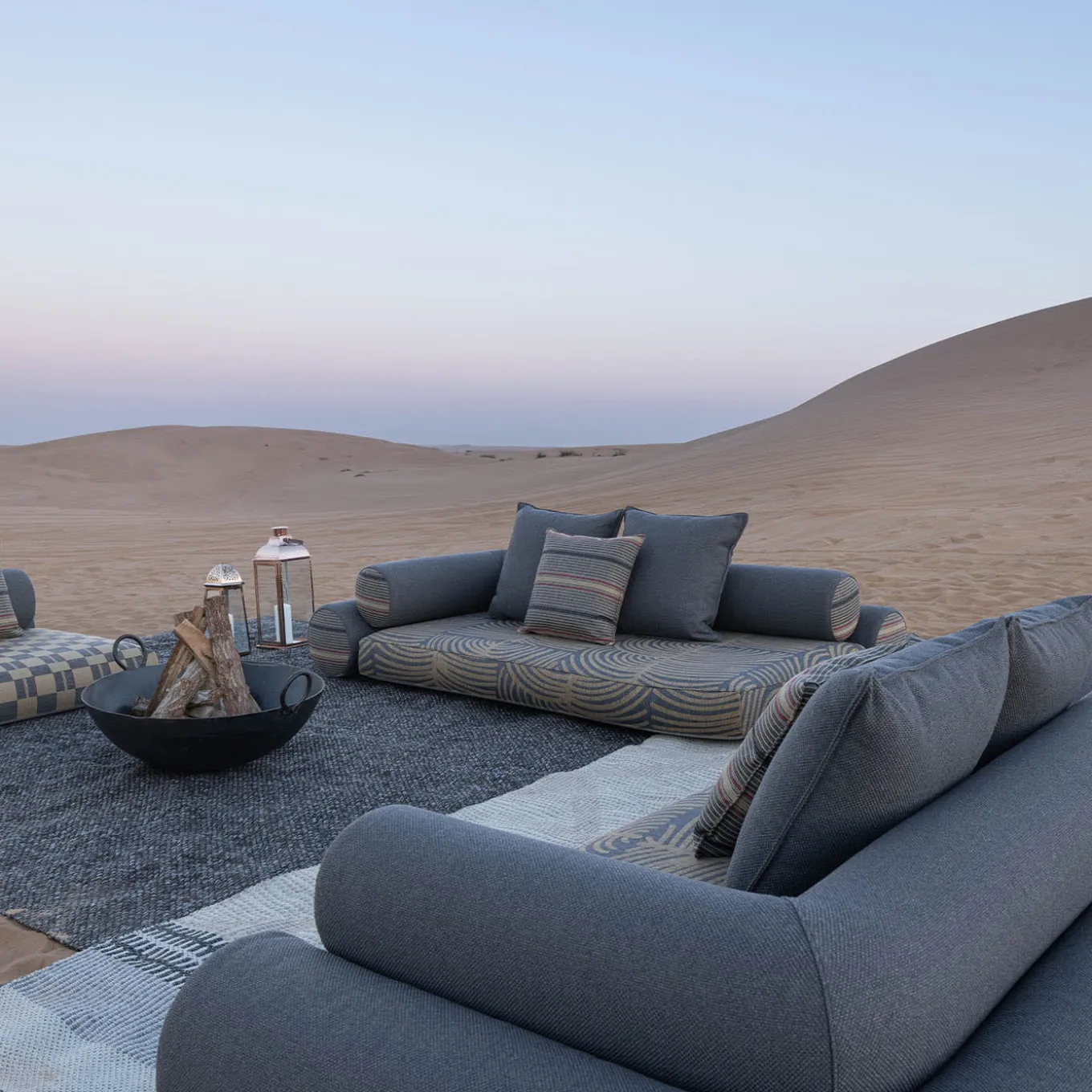 Sistema di sedute a terra Majlis con lato destro