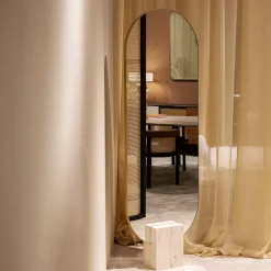 Specchio a figura intera rivestito in tessuto Tìam