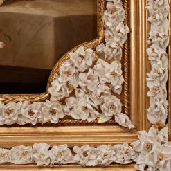 Specchio ad arco con fiori in porcellana Capodimonte e dettagli dorati dipinti a mano