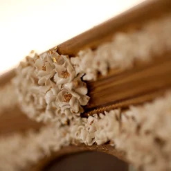 Specchio ad arco con fiori in porcellana Capodimonte e dettagli dorati dipinti a mano