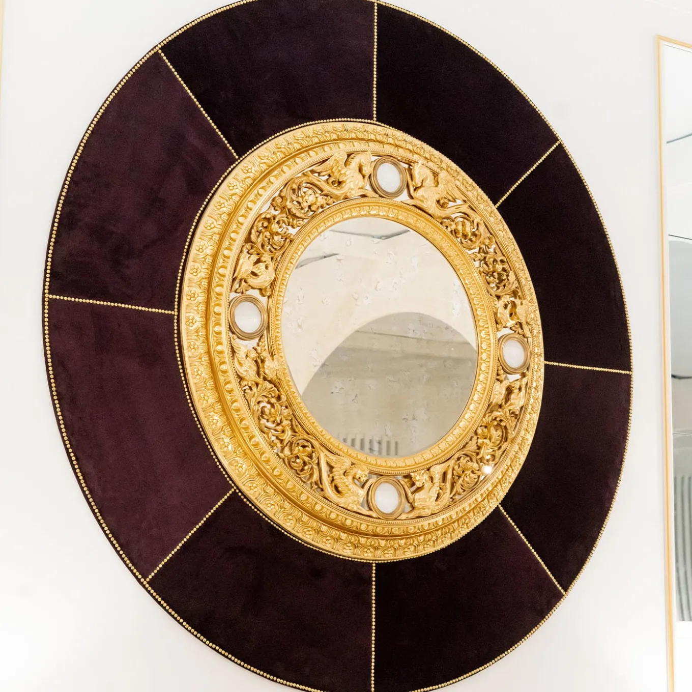 Specchio con cavalli alati