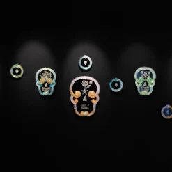 Specchio con teschio rotondo #6 di Bradley Theodore