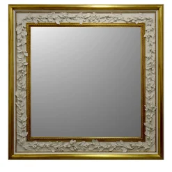 Specchio da parete dorato con decorazioni in porcellana biscuit di Capodimonte