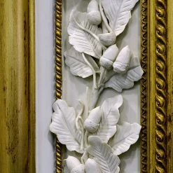 Specchio da parete dorato con decorazioni in porcellana biscuit di Capodimonte