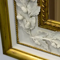 Specchio da parete dorato con decorazioni in porcellana biscuit di Capodimonte