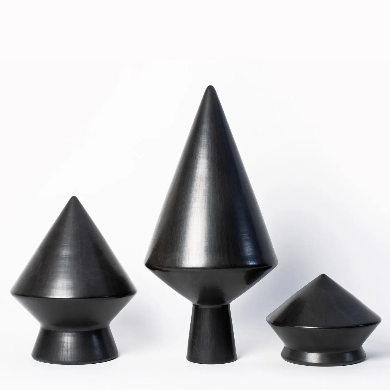 Specchio da tavolo Nero 30 bucchero di Studio Lievito e Maddalena Vantaggi