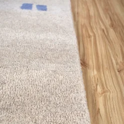 Tappeto Confetti Creamy White Inky Sea, tessuto a mano