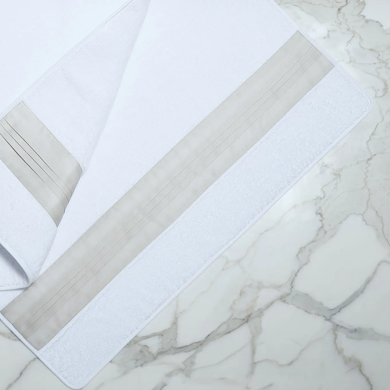 Tappeto da bagno Plissè bianco e marmo