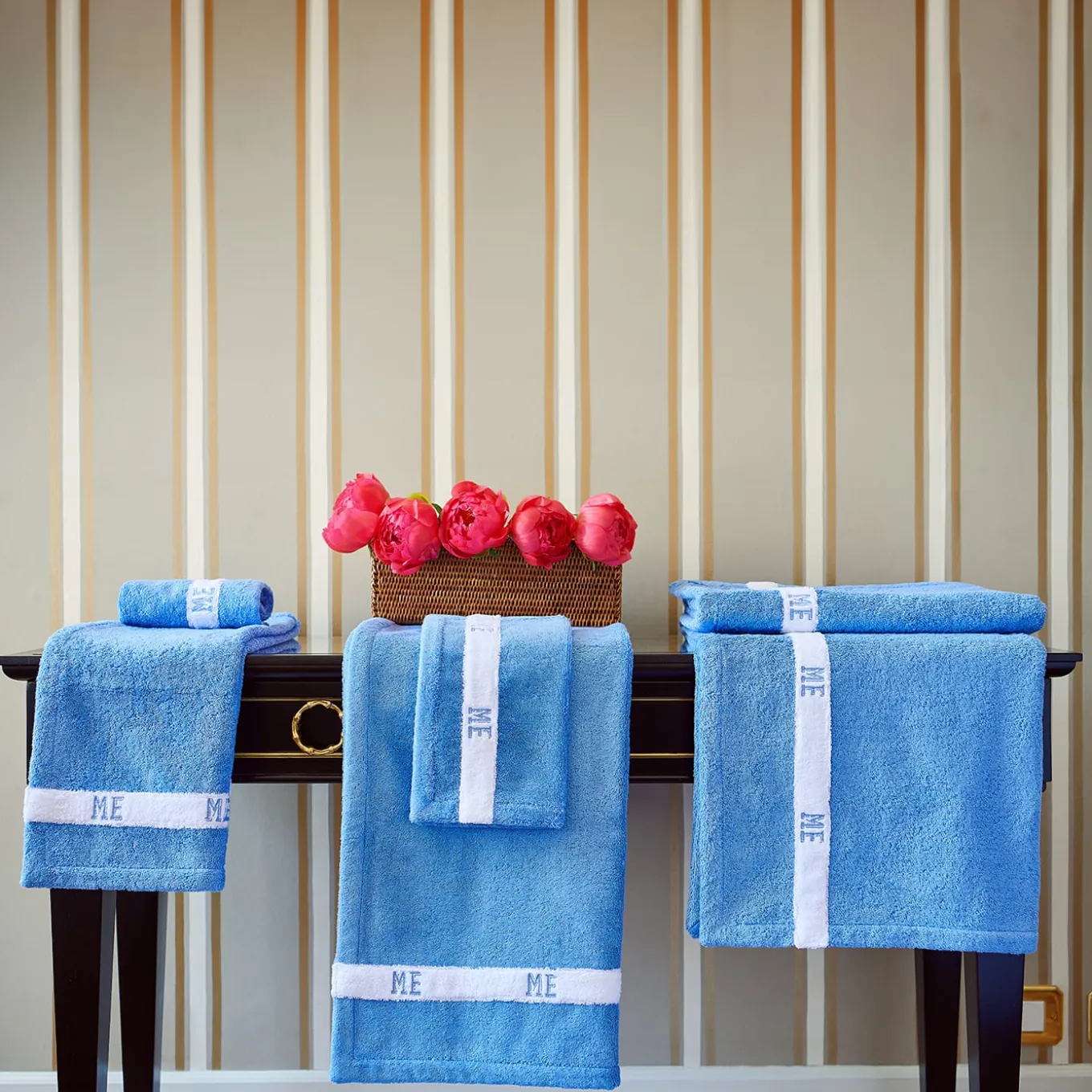 Tappeto da bagno Pompidou in stile geometrico bianco e blu Assisi