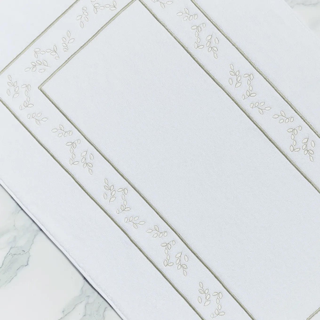 Tappeto da bagno Roma White & Silver Olive