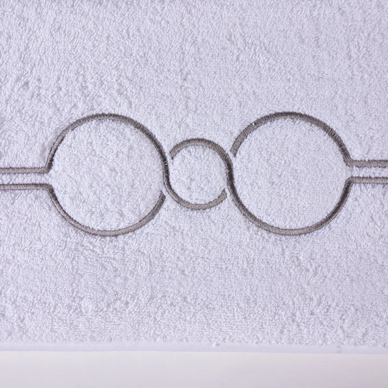 Tappeto da bagno Shangri-La rosa e bianco