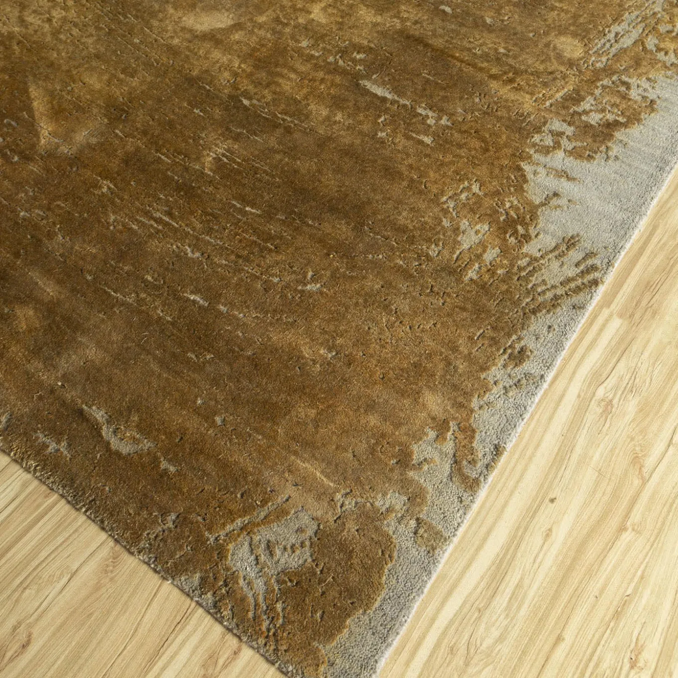 Tappeto Free Verse annodato a mano in grigio argento e cumino