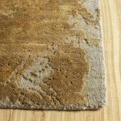 Tappeto Free Verse annodato a mano in grigio argento e cumino